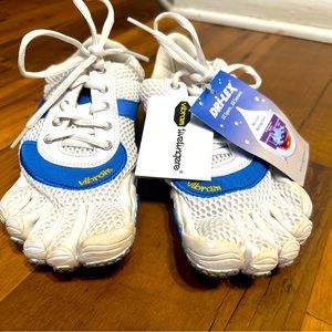 Vibrant Five Fingers athletic shoes. NWT! Blue and white healthy feet shoe!